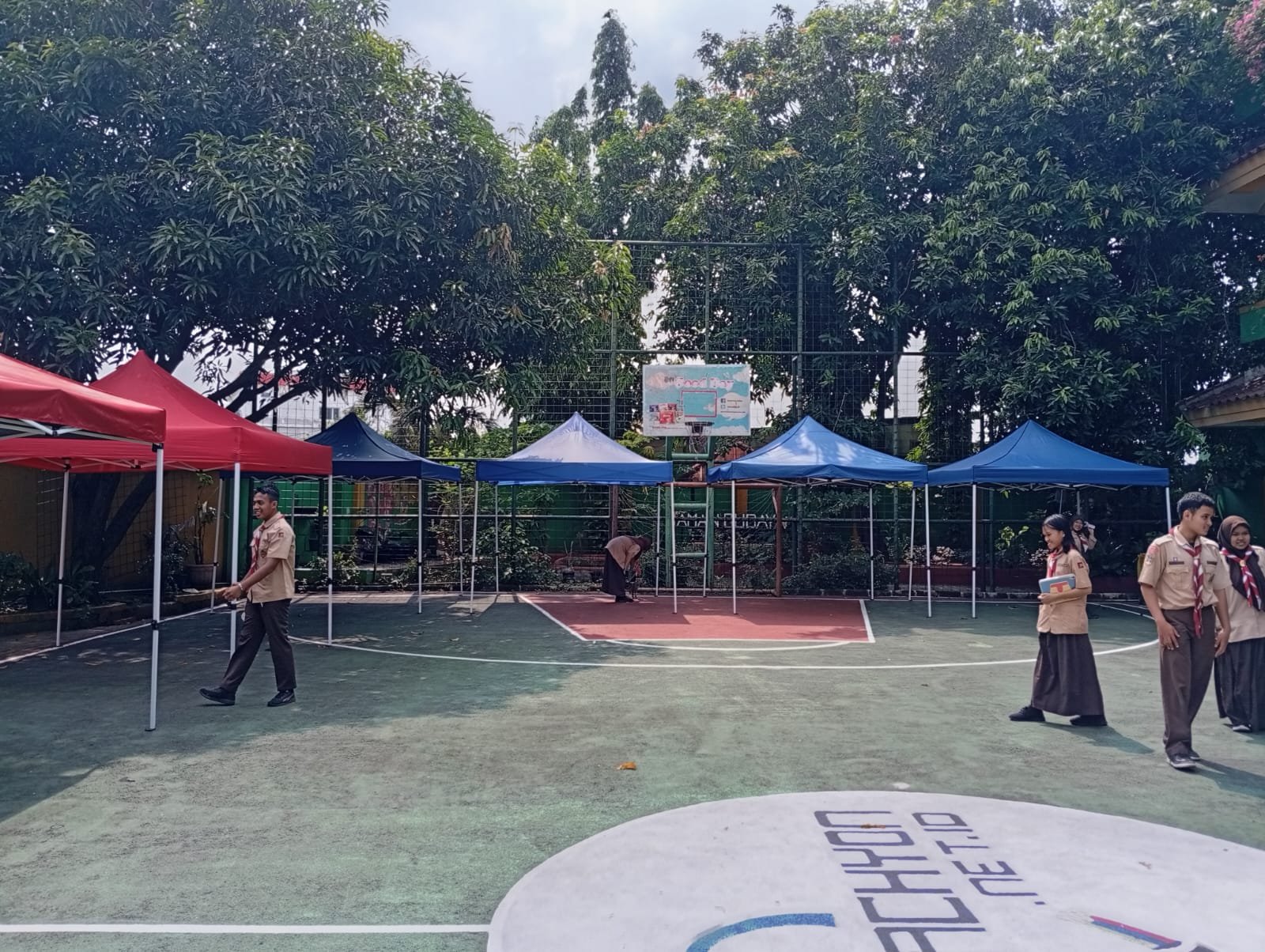 Sewa Tenda Lipat Merah Biru di Lapangan — BEST JKT